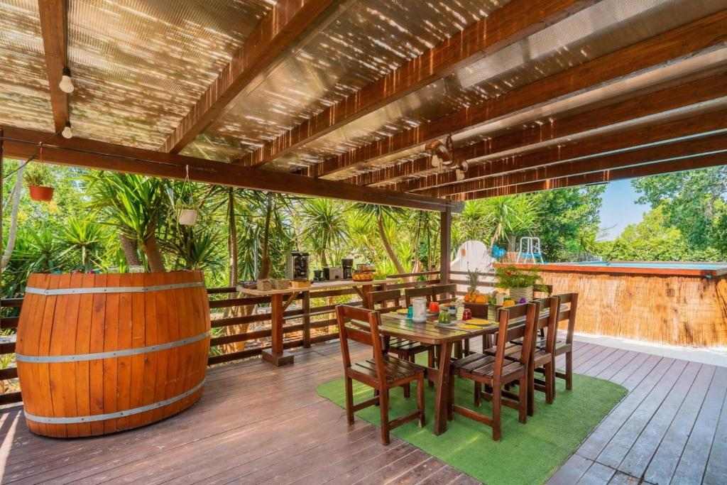 Casato Calabrese - pergola e giardino nella campagna di Nardò, Salento