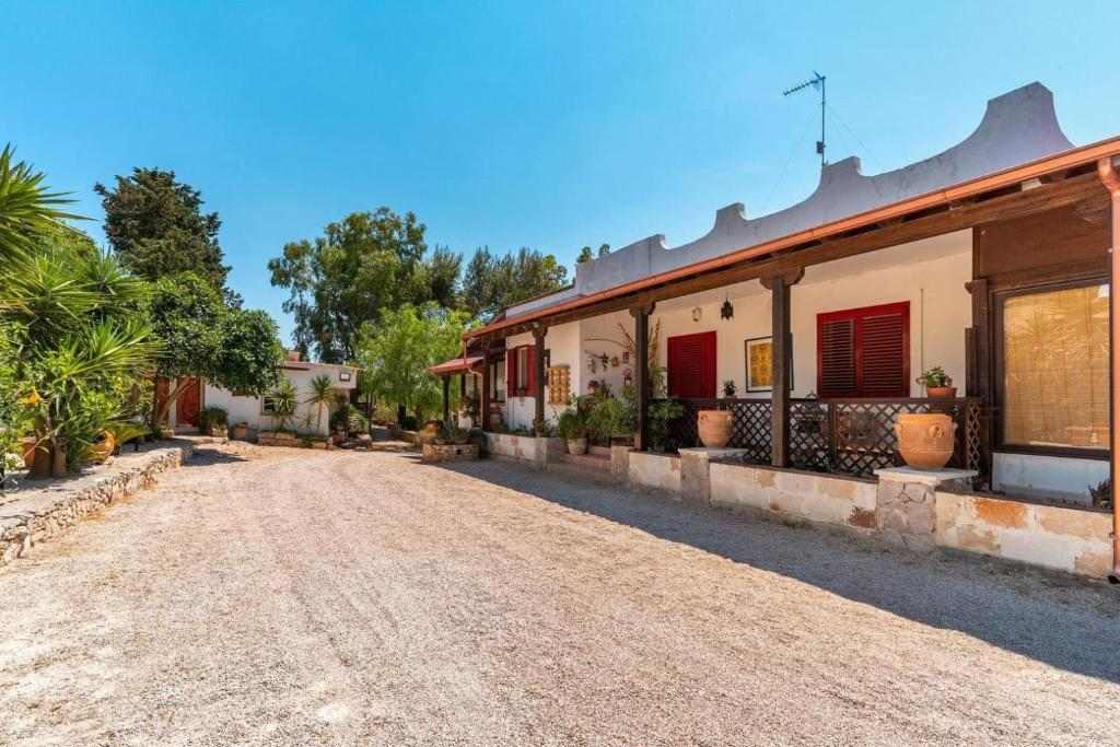 La casa di Casato Calabrese con il viale di ghiaia e il portico in pietra